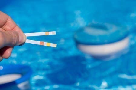 découvrez des astuces efficaces pour réduire le chlore dans votre piscine tout en maintenant une eau saine et claire. apprenez comment équilibrer la chimie de votre piscine et profiter d'un environnement aquatique agréable.